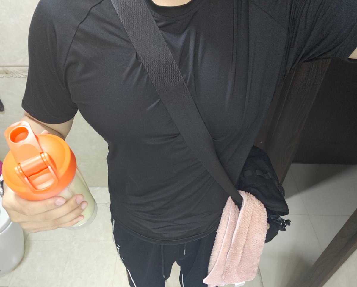 Austin541888's tweet photo. @Sexytodashu 比一比谁柰子大，我乳腺增生。
给你们喝我左手的奶汁 https://t.co/9r59A0N5Rz