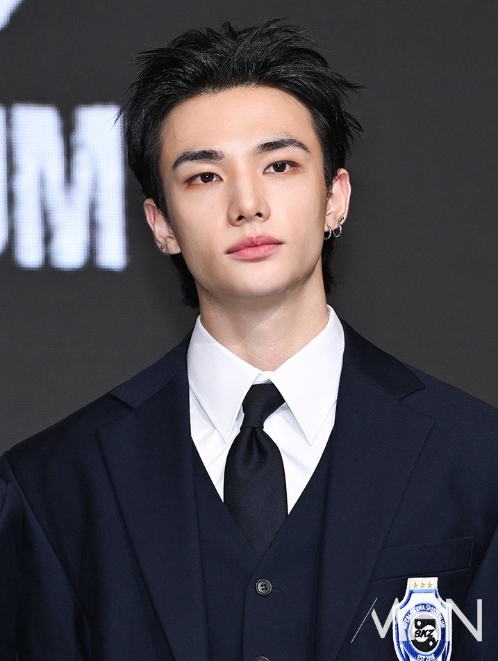 hyunjin at karma album press conference!
