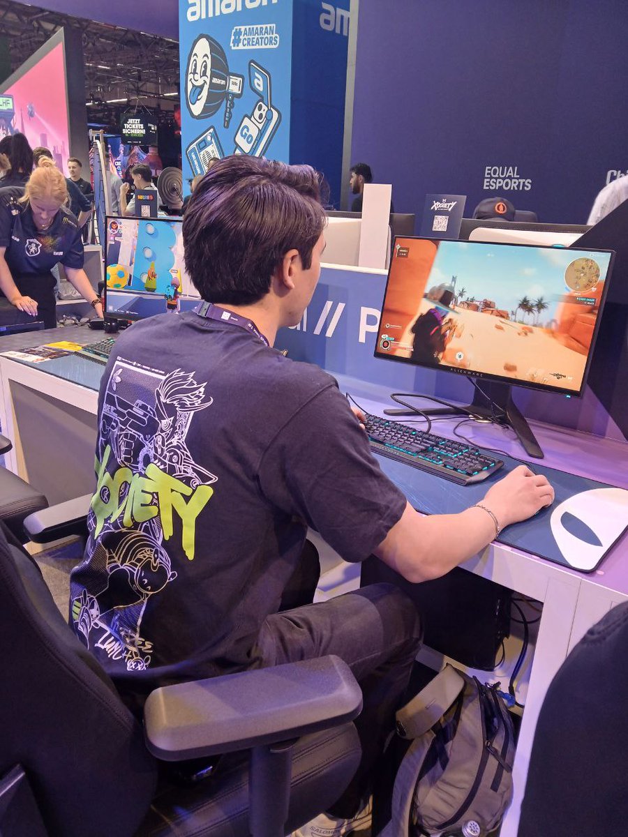 XOJPofficial's tweet photo. 🎮 #Gamescom2025 もいよいよ折り返し!
#XOCIETY & @SuiNetwork が参戦する今年のブースも大盛況✨
ソサイエティメンバーがシェアしてくれた現場フォトをお届け📸
#PHASEZERO も順調に進行中!
そしてPMのYUNAさん…可愛すぎん?😍😍
👉 No Free Lunch!🍛
@Old_SpicyGinger @yunanimity_ @xocietyofficial