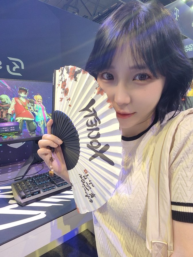 XOJPofficial's tweet photo. 🎮 #Gamescom2025 もいよいよ折り返し!
#XOCIETY & @SuiNetwork が参戦する今年のブースも大盛況✨
ソサイエティメンバーがシェアしてくれた現場フォトをお届け📸
#PHASEZERO も順調に進行中!
そしてPMのYUNAさん…可愛すぎん?😍😍
👉 No Free Lunch!🍛
@Old_SpicyGinger @yunanimity_ @xocietyofficial