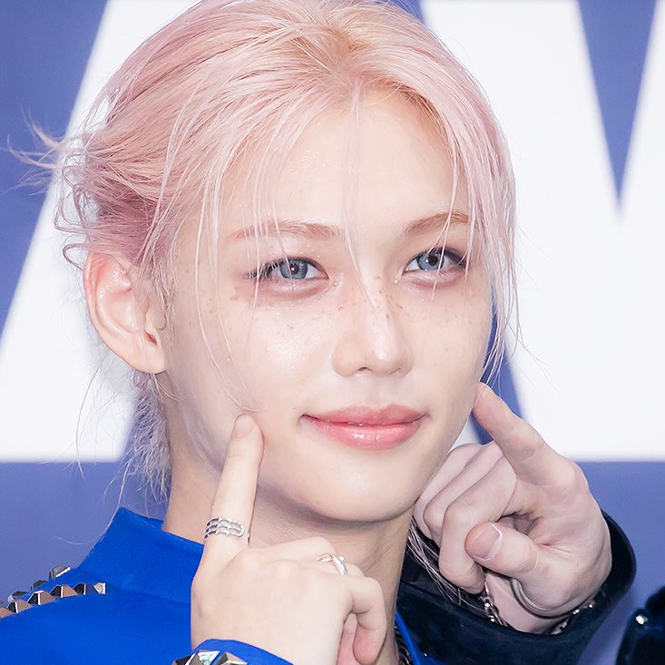 핑머 용복이 미친다🩷🩷🩷🩷🩷
아 오늘도 용복이 얼굴보고 힘내야지... 사랑해💙