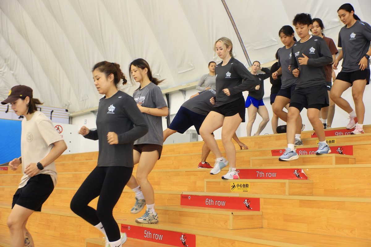 KRS Shenzhen held its Media Day today, inviting local journalists to observe team practice and conduct interviews with players and coaches.1/2