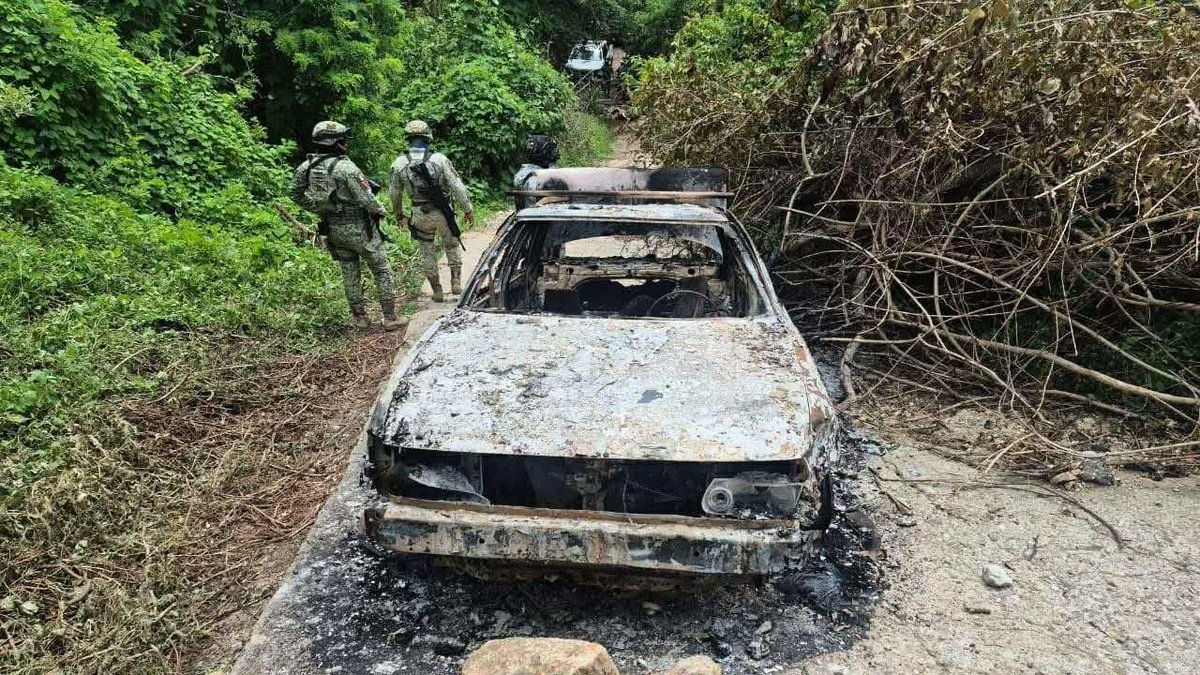 En la misma brecha donde el sábado fueron asesinados 12 policías de la #UPOEG, hoy fue hallado un vehículo y cuatro personas calcinados en el Municipio de #Ayutla #Guerrero, trasciende que son 3 mujeres y un hombre.