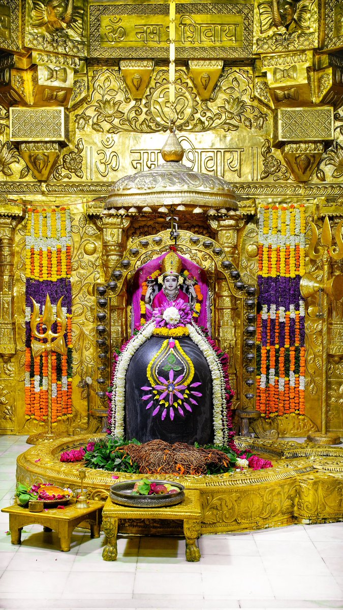 श्री सोमनाथ महादेव मंदिर,
प्रथम ज्योतिर्लिंग - गुजरात (सौराष्ट्र)
दिनांकः 22 अगस्त 2025,श्रावण कृष्ण चतुर्दशी - शुक्रवार 
प्रातः श्रृंगार
08255043
#somnath #mahadev #shivji
#bhakti #somnathlivedarshan #somnathtemple