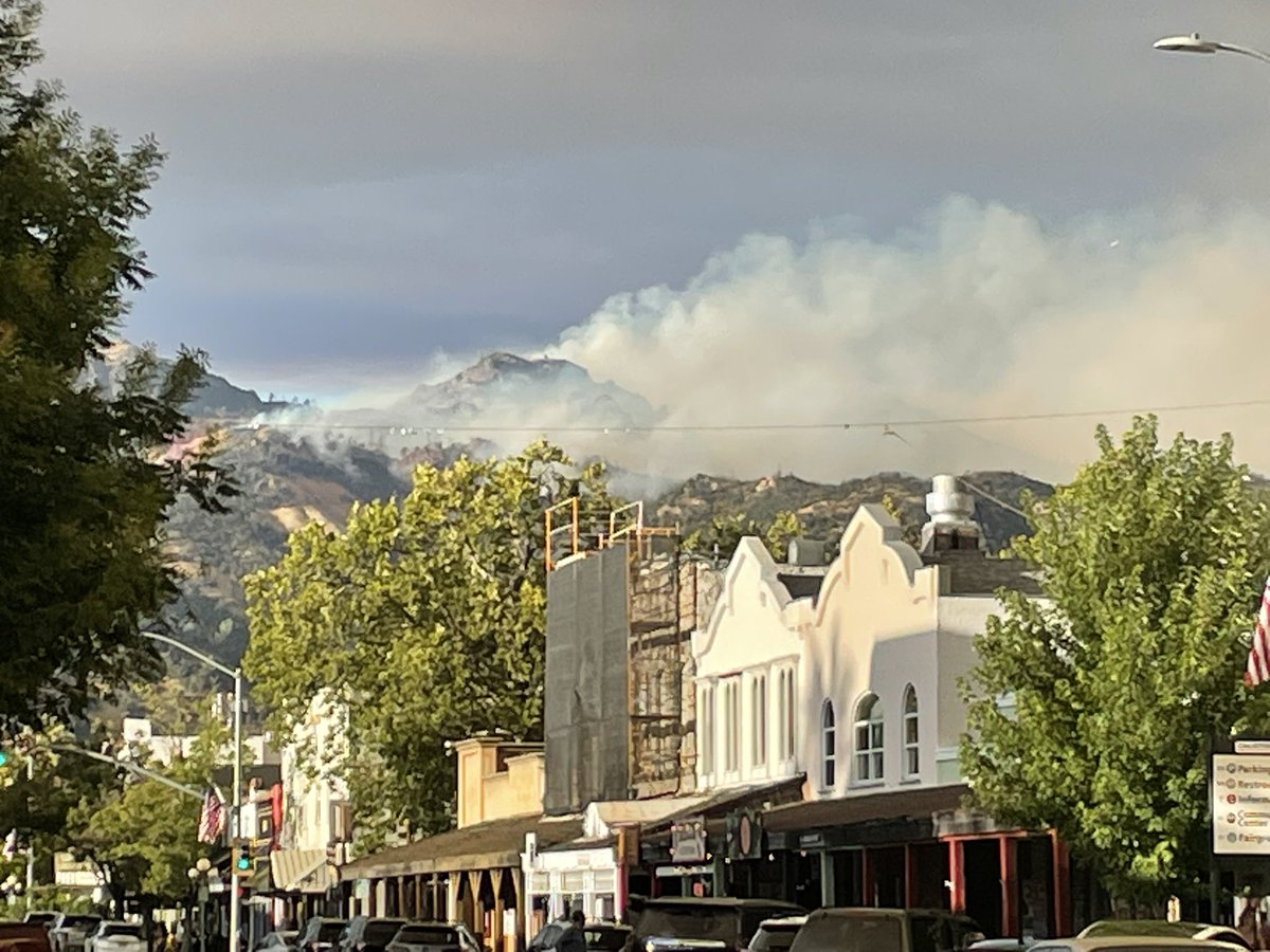 The #Pickettfire continues to burn near Calistoga, but it looks like the city will be safe! <a href="/CALFIRELNU/">CAL FIRE LNU</a> <a href="/KPIXtv/">CBS News Bay Area</a>