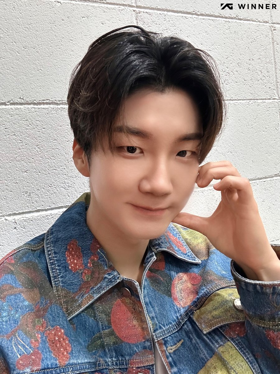 【#WINNER】

＼ メンバー PICK UP曲 紹介‼️ ／

 　WINNER LIVE BEST ALBUM
 『THE BEST OF WINNER LIVE』

#HOONY のおすすめ曲は ”RAINING” 💙

僕の初の自作曲。

普段から雨の日が好きで、梅雨の時期に聞くといいですね。幼い頃の初々しかった自分の姿を思い出させてくれる曲だと思います！