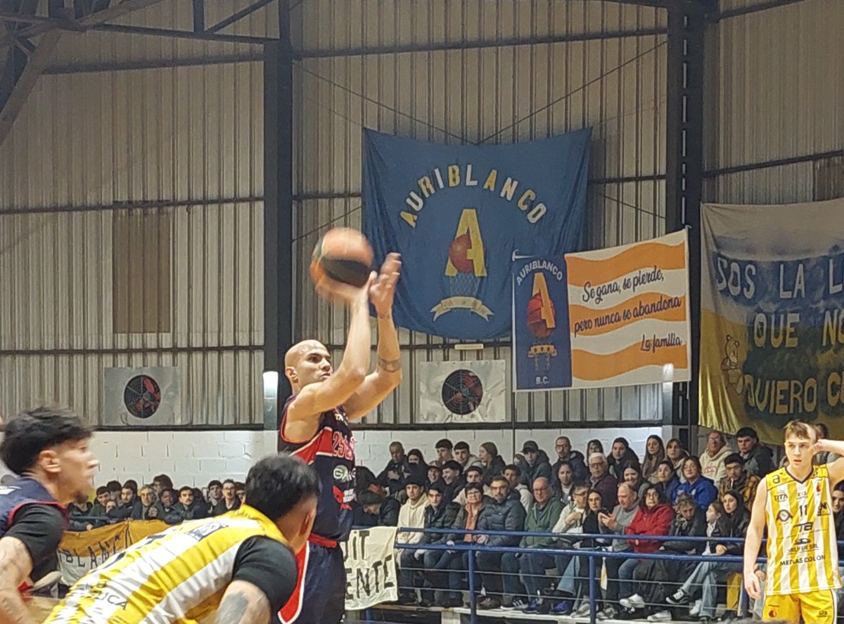 Triunfo de <a href="/25deAgostoCA/">CA 25 de Agosto 🔴⚪️</a> sobre <a href="/auribasquet/">Auriblanco B.C.</a> 82-69 por <a href="/DTAFubb/">DTA</a>. Gonzalo Alvarez <a href="/GonzaloAlvarez7/">Gonzalo Alvarez</a> 17 pts,7 reb, Tiago Andrade 15 pts(4/4 Triples,1/1 Dobles,1/1 Libres), Joaquin Parodi 12 pts,7 reb. En Auriblanco Rodvan Osores 18 pts,7 reb,Martin Tessadri 15.