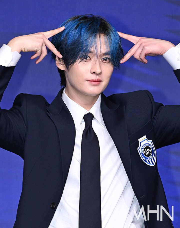 yslcheol's tweet photo. the kids are wearing suits with the skz karma sports club logo embroidered patches 💙 https://t.co/s480dRxBvH