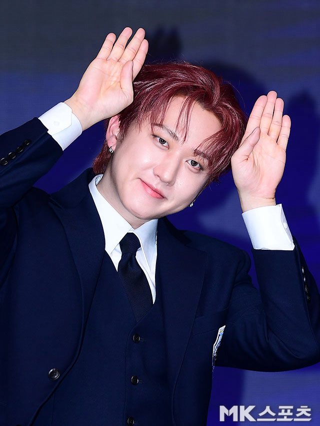 yslcheol's tweet photo. the kids are wearing suits with the skz karma sports club logo embroidered patches 💙 https://t.co/s480dRxBvH
