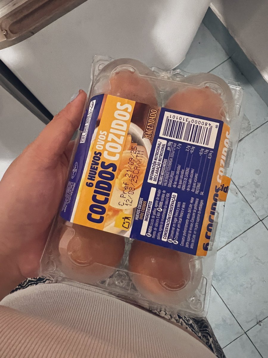 Jaizurb's tweet photo. didn’t realize I picked cooked eggs instead of fresh ones.  so pano tayo mag sunny side up nyan? https://t.co/nW8yLXQP7E