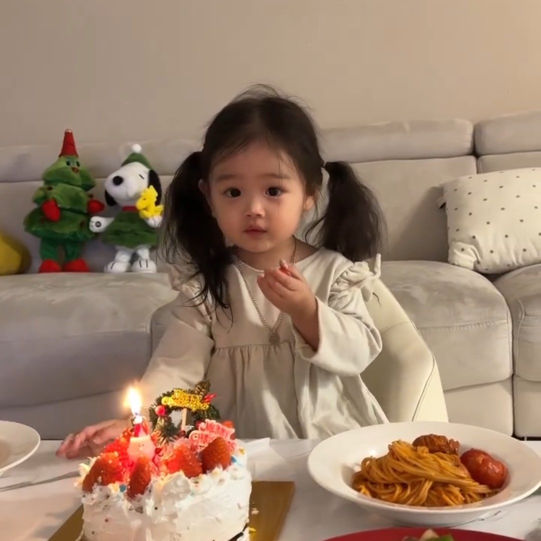 ELLENA ASHVALE. tweet media