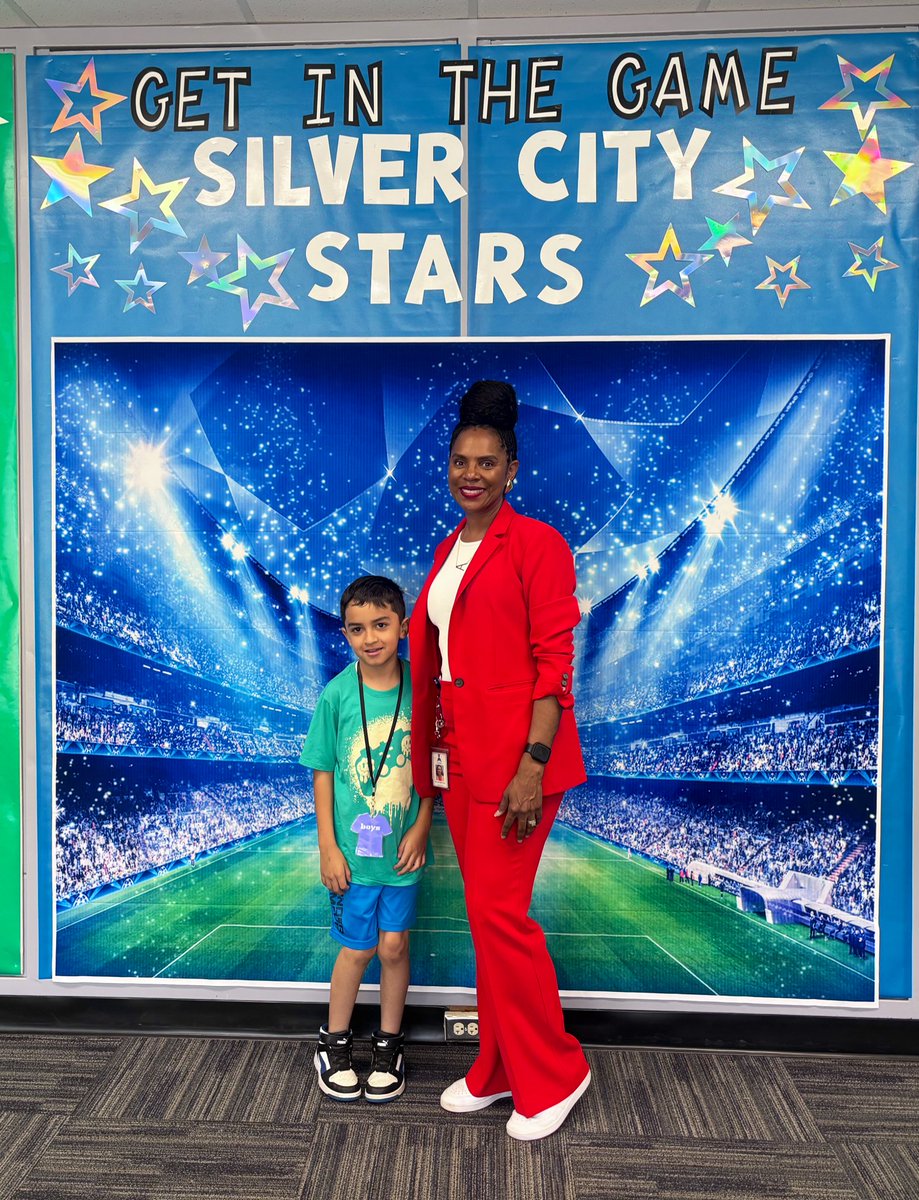 silvercityKCK's tweet photo. Thank you for coming by Superintendent Stubblefield @astubblefield7! We are “In the Game” with you 🏀🏈⚾️🏐⚽️ #SilverCityStars ✨ https://t.co/DcCPhpDxCg