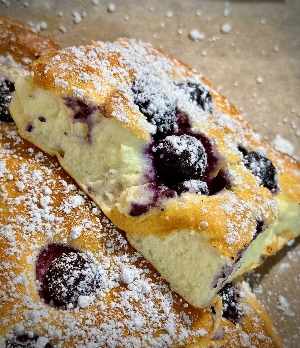 SammyJoCooks4U's tweet image. Made the viral Cottage Cheese Cloud Bread tonight for my dinner, YES, my dinner #dontjudgeme … 3 eggs, 1/2 cup of blended cottage cheese, 2 tablespoons of monk fruit sweetener, a cup full of organic blueberries and a sprinkle of powdered sugar!! Soooooo yummy and relatively
