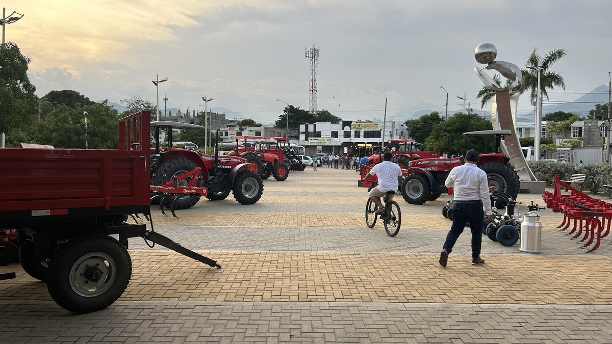 CARLOS CESAR SILVA (@ccsilva86) on Twitter photo En la <a href="/ADR_Colombia/">Agencia de Desarrollo Rural 🇨🇴</a> estamos haciendo un trabajo transcendental por el Cesar y el Sur de La Guajira.
Los RESULTADOS saltan a la vista. Hoy se entregaron en <a href="/Valledupar_Col/">Valledupar</a> $ 18.800 millones de pesos en maquinaria, semovientes e insumos agropecuarios ⬇️⬇️⬇️ En la <a href="/ADR_Colombia/">Agencia de Desarrollo Rural 🇨🇴</a> estamos haciendo un trabajo transcendental por el Cesar y el Sur de La Guajira.
Los RESULTADOS saltan a la vista. Hoy se entregaron en <a href="/Valledupar_Col/">Valledupar</a> $ 18.800 millones de pesos en maquinaria, semovientes e insumos agropecuarios ⬇️⬇️⬇️