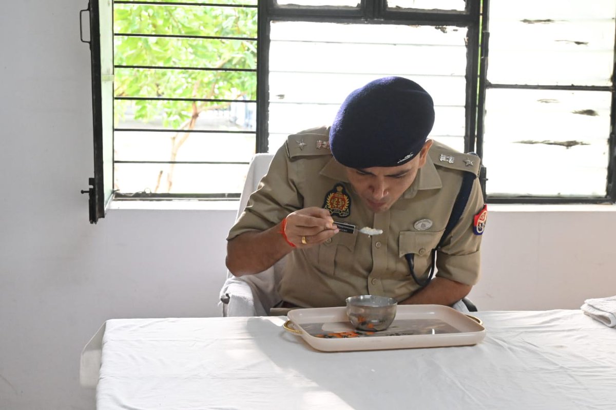 maharajganjpol's tweet photo. #SPMRJ द्वारा परेड के उपरांत पुलिस लाइन का भ्रमण कर प्रशिक्षणरत रिक्रूट्स के मेस का निरीक्षण कर भोजन की गुणवत्ता की जांच की गई।

📍मानसून को दृष्टिगत रखते हुए पुलिस लाइन परिसर में उच्च कोटि की साफ-सफाई हेतु संबंधित अधिकारियों/कर्मचारियों को आवश्यक दिशा निर्देश प्रदान किए गए। https://t.co/mDqGGwOckL