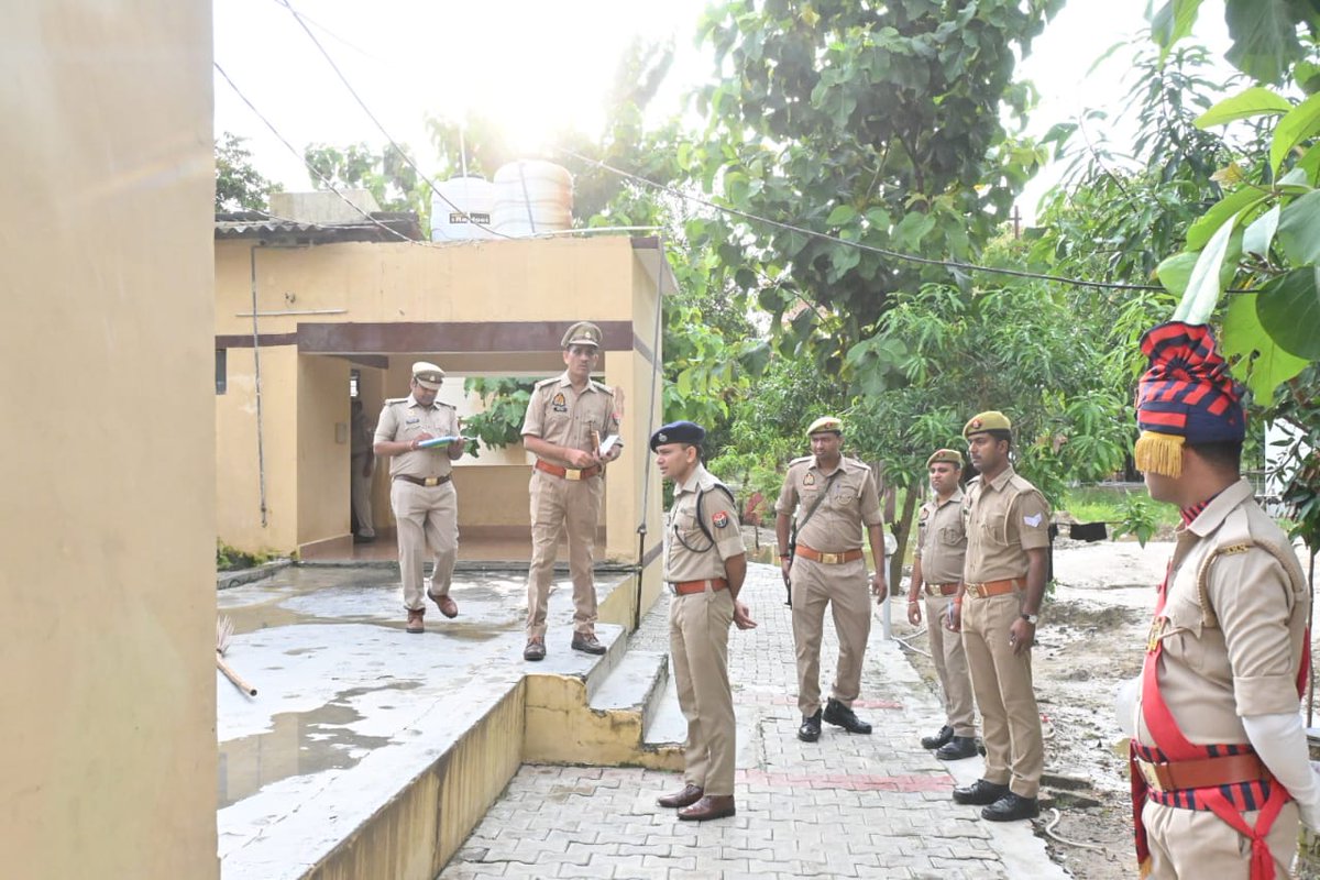 maharajganjpol's tweet photo. #SPMRJ द्वारा परेड के उपरांत पुलिस लाइन का भ्रमण कर प्रशिक्षणरत रिक्रूट्स के मेस का निरीक्षण कर भोजन की गुणवत्ता की जांच की गई।

📍मानसून को दृष्टिगत रखते हुए पुलिस लाइन परिसर में उच्च कोटि की साफ-सफाई हेतु संबंधित अधिकारियों/कर्मचारियों को आवश्यक दिशा निर्देश प्रदान किए गए। https://t.co/mDqGGwOckL
