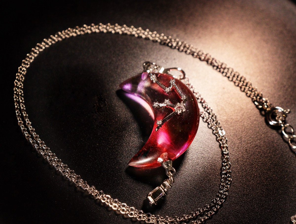 reiriser's tweet photo. 本日２１時から新しいアクセサリーを販売をさせていただきます。
今回こちらのタイプのアクセサリーを１９時からプレゼント企画もさせていただきますので
皆様是非ともご参加くださいませ。
https://t.co/EsW5g9aDLI
#レジン
#ハンドメイド https://t.co/U05oeFTtRK