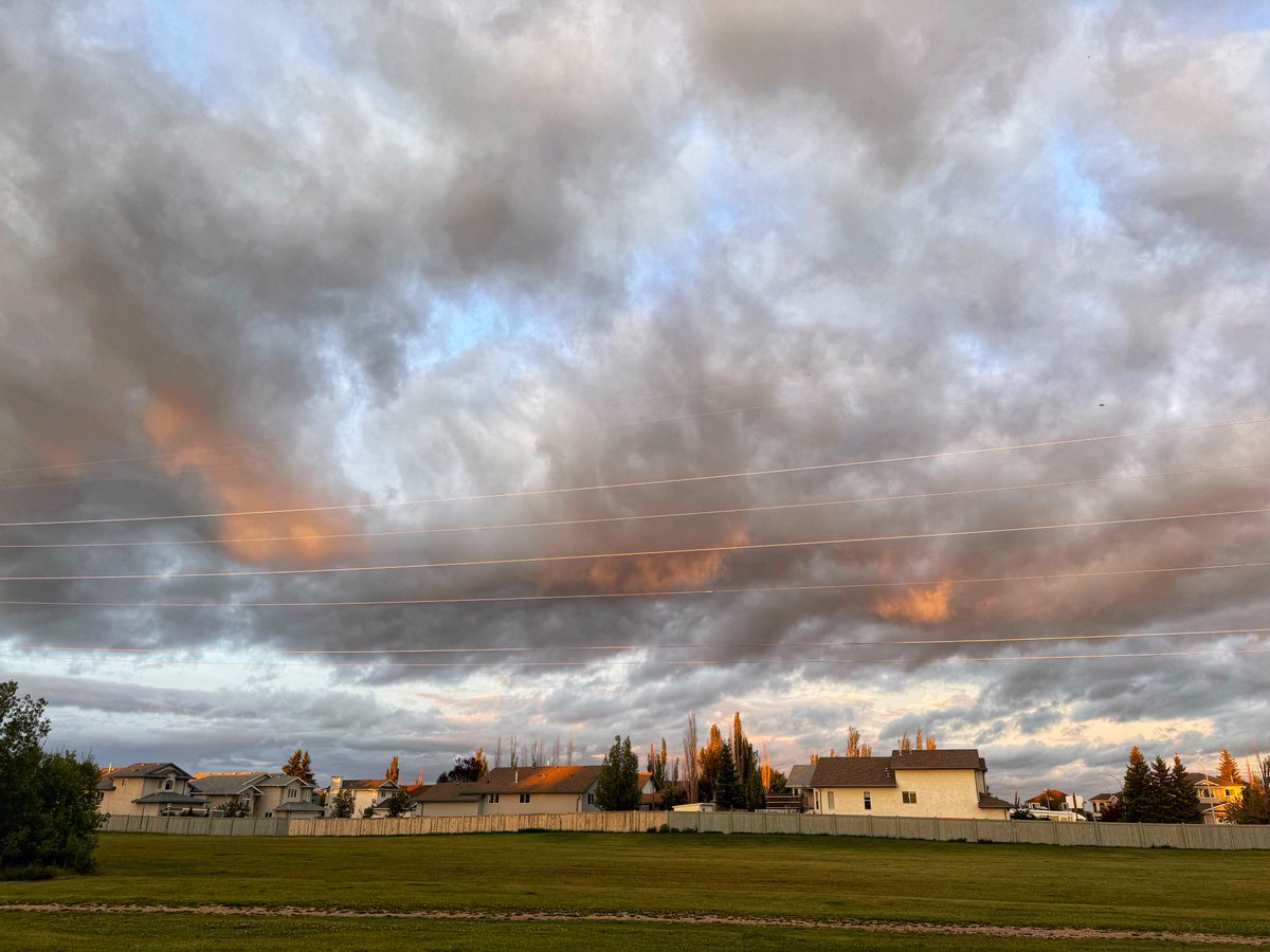 Sky tonight 

#yeg #edmonton #albertaskies #clouds #sunset #weather #yegwx