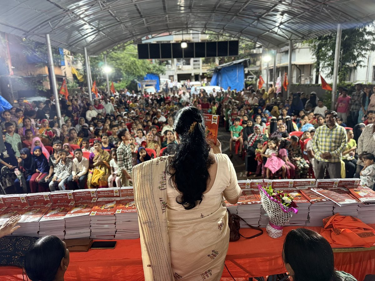 MonikaPanve's tweet photo. क़ल्याण शहरातील प्र.क्र.२५ रामदासवाडी व मल्हारनगर
येथे जिजाऊ संघटनेच्या वतीने मोफ़त वही वाटप करण्यात आले.यावेली जिजाऊ पदाधिकारी,जिजाऊ शाखा सदस्य आदी मान्यवर उपस्थित होते.
.
.
.
.
#jijauforall #NotebookDistribution #bhiwandiloksabh #instagram #bhiwandinews #kalyanwest https://t.co/8njCaUGe1g