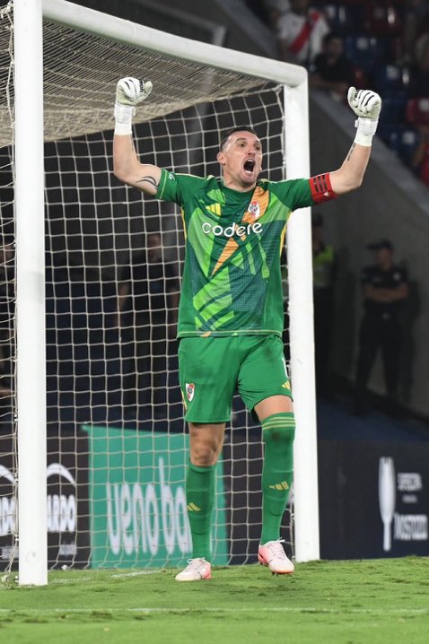 ÍDOLO Y FIGURA DE RIVER A LOS 40 AÑOS

TE AMO FRANCO ARMANI