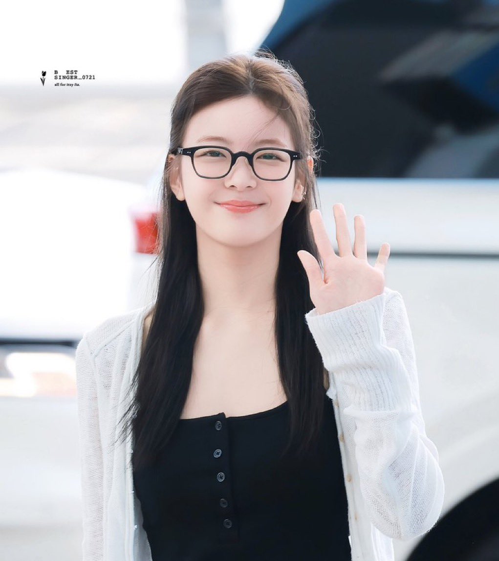 AboutItzyYT's tweet photo. ITZY stuns at the airport with their new hairstyles. https://t.co/PhRJyEUcKT