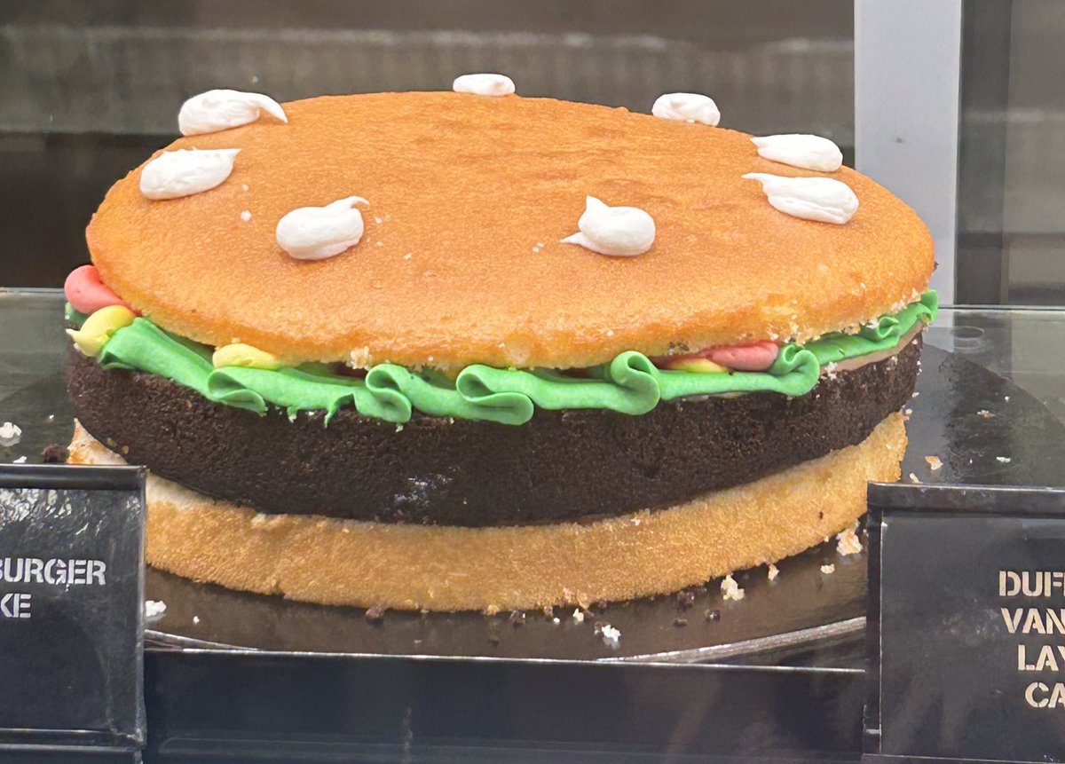 hungrygoblinn's tweet photo. saw this cake in the bakery at my local grocery store https://t.co/TAWvZ5cnP6