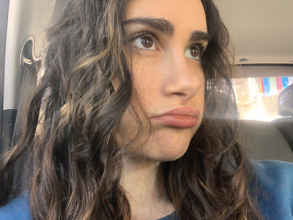 macabujia's tweet photo. wavy hair is wavying but also frizz is frizzing https://t.co/zN0aNCbZM5