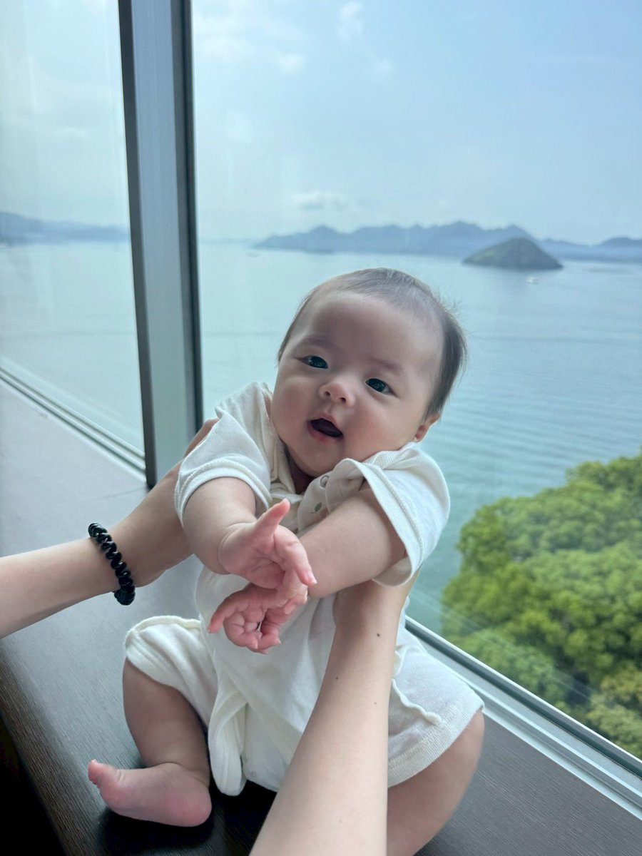 y_mcha_n's tweet photo. 3ヶ月迎えたムシュメ
髪の毛が生え変わっておはげに拍車がかかってる🧑🏻‍🦲
初めての家族旅行で広島行ったりお盆は毎日お出かけに付き合わされたむすめ😳マイブームは拳しゃぶり✊🏻
今週末は2回目の予防接種ダヨ〜💉 https://t.co/rjbqJ7T0La