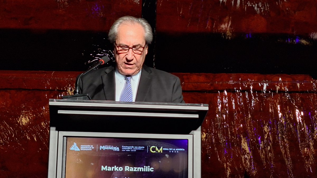 Con un homenaje a los trabajadores y trabajadoras de la minería.
Relevar la industria comi motor clave de la economía nacional.
Poscionar a la Región de Antofagasta como actor de desarrollo tecnológico, científico y laboral, damos inicio a la Cena de Negocios Mineros.