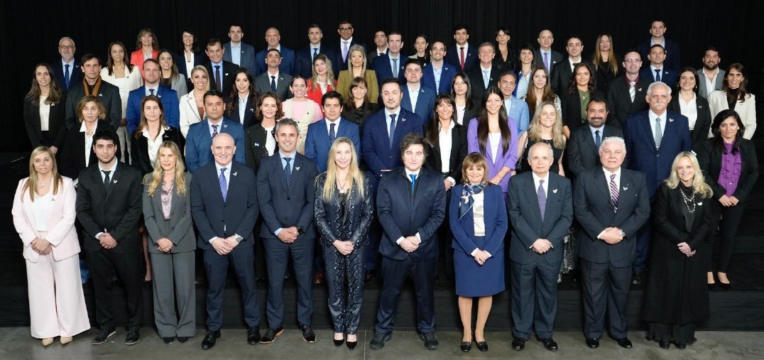 Ni jubilados, ni personas con discapacidad, ni Garrahan, ni universidades, ni provincias, ni vialidad, ni INTA o INTI, ni la marina mercante.

Ellos se están sacando fotos.

Les chupa un huevo todo.