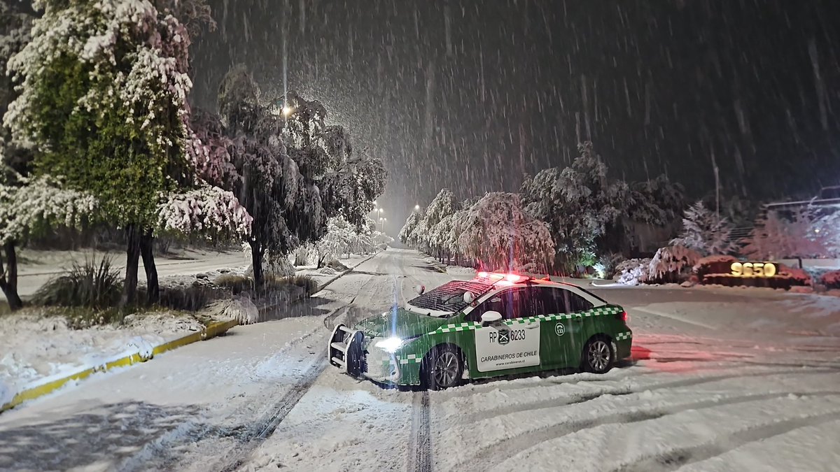 #LoBarnechea: Carabineros de la 53ª Comisaría, junto a <a href="/lo_barnechea/">Lo Barnechea</a>, se encuentran en Pie Andino y Ruta G-21 apoyando a la comunidad frente al evento meteorológico en la comuna.
#LaPrevenciónEsNuestraEsencia #OrdenyPatria
