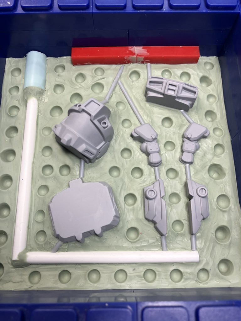 やっぱり宇宙戦仕様も、コロニー戦仕様もどっちも欲しいじゃん！派生機も作れるし！と、言う事で複製して行きます✨
「ジムコマンドが量産の暁には、ジオンなぞあっという間に叩いてみせるわ！」😄
＃SDジム量産化計画