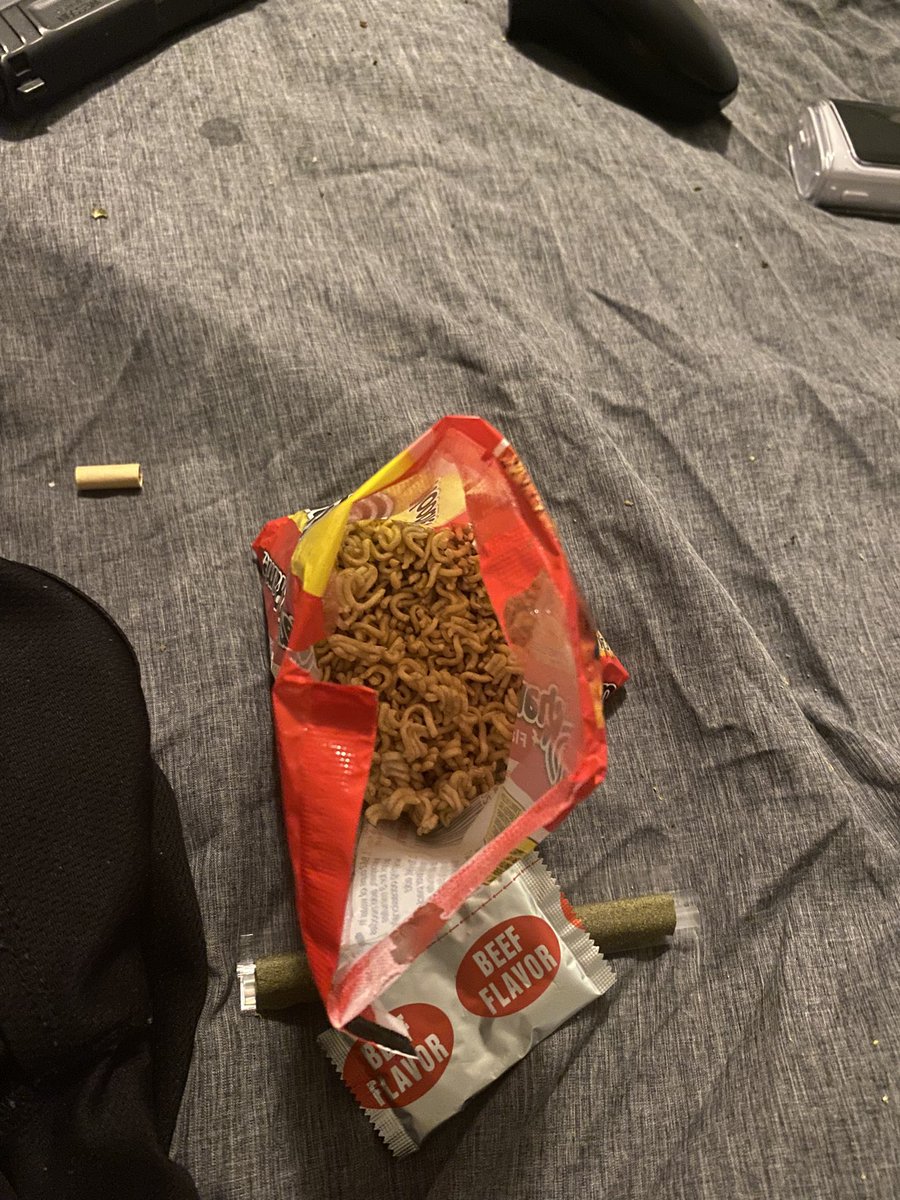 JonesAmeir's tweet photo. Damn do nobody ready dry noodles or an I trippin https://t.co/n0uRSp9Ye1