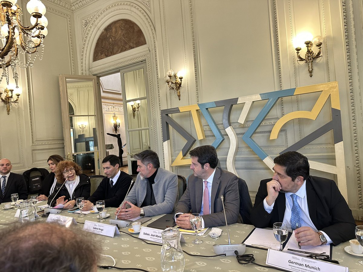 En la VI Reunión de Integración Física y Energética en Buenos Aires, donde presentamos el potencial del Paso Las Leñas para la zona Sur de Mendoza. Expusimos sobre el protocolo de cierres del Cristo Redentor y la relevancia de los pasos fronterizos para el comercio regional.
