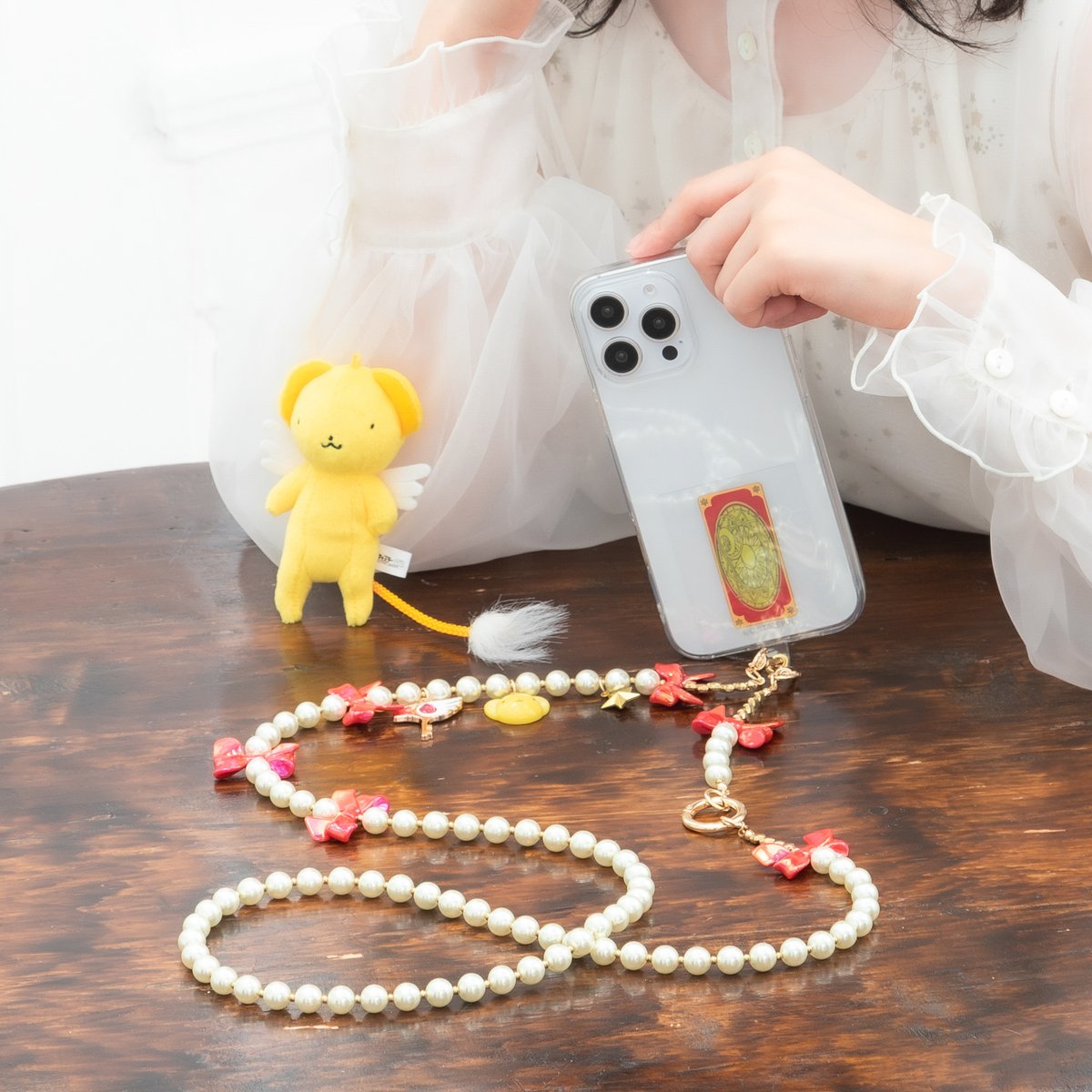 SuperGroupiesEN's tweet photo. [Pre-Order]
#CardcaptorSakura: #ClearCard - Key of the Seal Model Phone Strap &amp; Phone Tab

This glittering phone strap consists of cream-colored pearls &amp; red ribbons. #CCS

Shop now✨
https://t.co/LqPkIZ5rNT

Customers in the US &amp; Canada, please see QRT▼
https://t.co/OVb5JTp5Eb https://t.co/LlbSzGKF2n