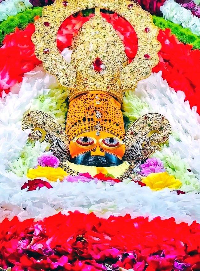 "श्री श्याम" 

बोलो हारे के सहारे की जय ✊🏼