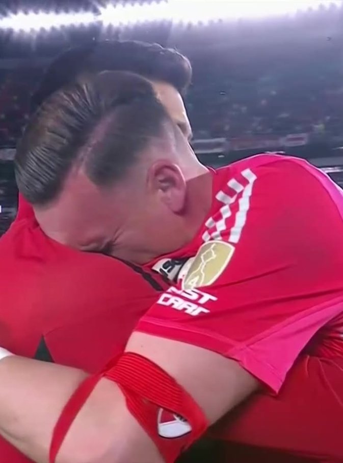 Que lindo ver cómo Armani se reivindicó en el arco de River. No solo es una muralla, ahora también ataja penales.
Quedate toda la vida pulpo de mi corazón.