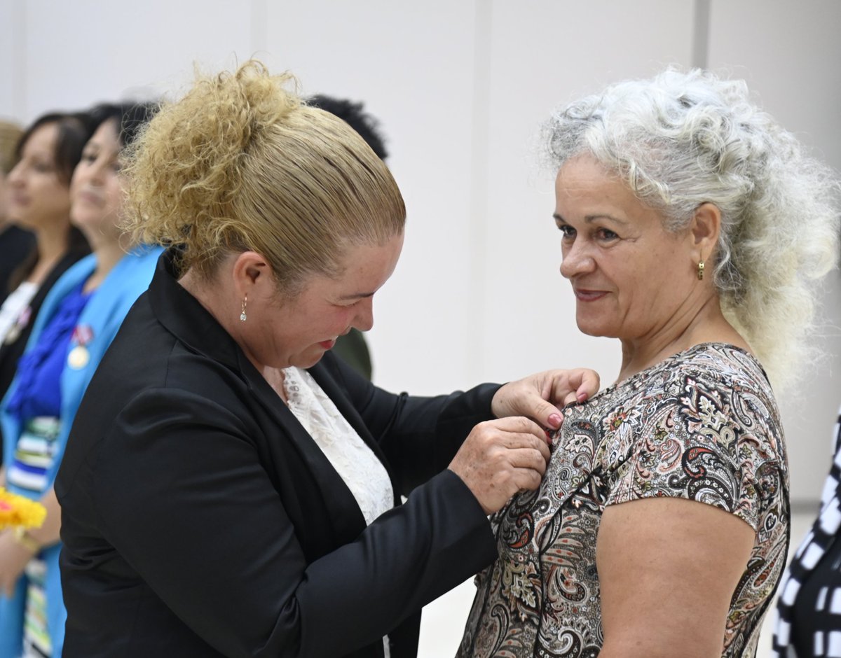 Esta tarde se entregaron #MujeresEnRevolución destacadas la Distinción "23 de agosto", el Sello Conmemorativo Aniversario 65 de la #FMC65 y reconoc. especiales a quienes durante 20, 25 y 30 años han tenido cargos de direc. en la organización fundada por #Fidel y #Vilma