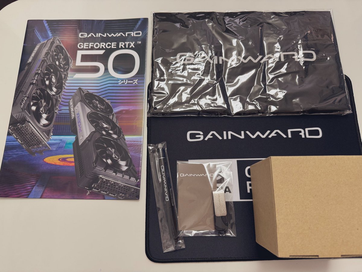 グッズが届きました💪箱はGAINWARDマグカップ！

白黒かっけー(￣∇￣)
どデカいマウスパッドたち早速使います💨
エコバッグはPC用品入れにしよう！

次はグラボ当てるぞ〜！！ありがとうございました！！✨
#GAINWARD <a href="/Gainward_Japan/">GAINWARD JAPAN</a>