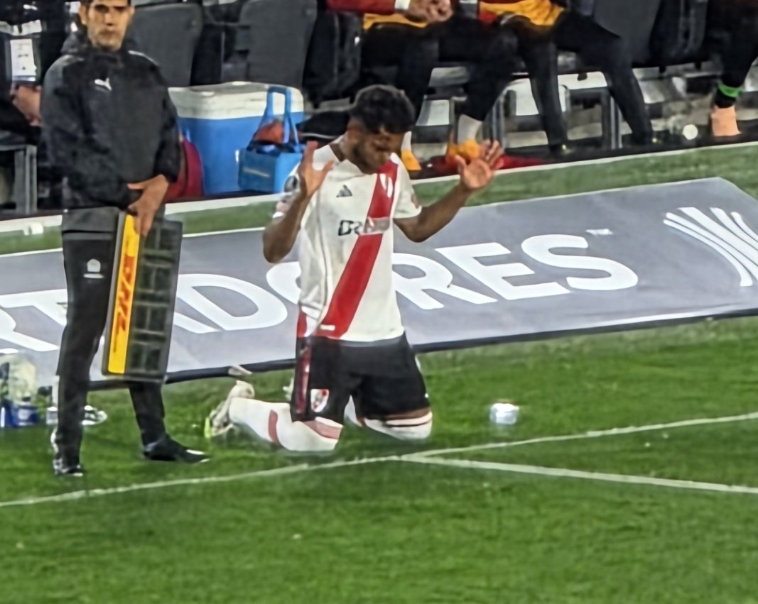 No entraba la pelota en el arco y venía siendo de los peores de River, pero en unos octavos de final de Copa Libertadores entró con un jugador menos en el equipo y puso las pelotas que el resto de los compañeros no estaban poniendo. Te doy una bala más, Miguel Angel Borja.