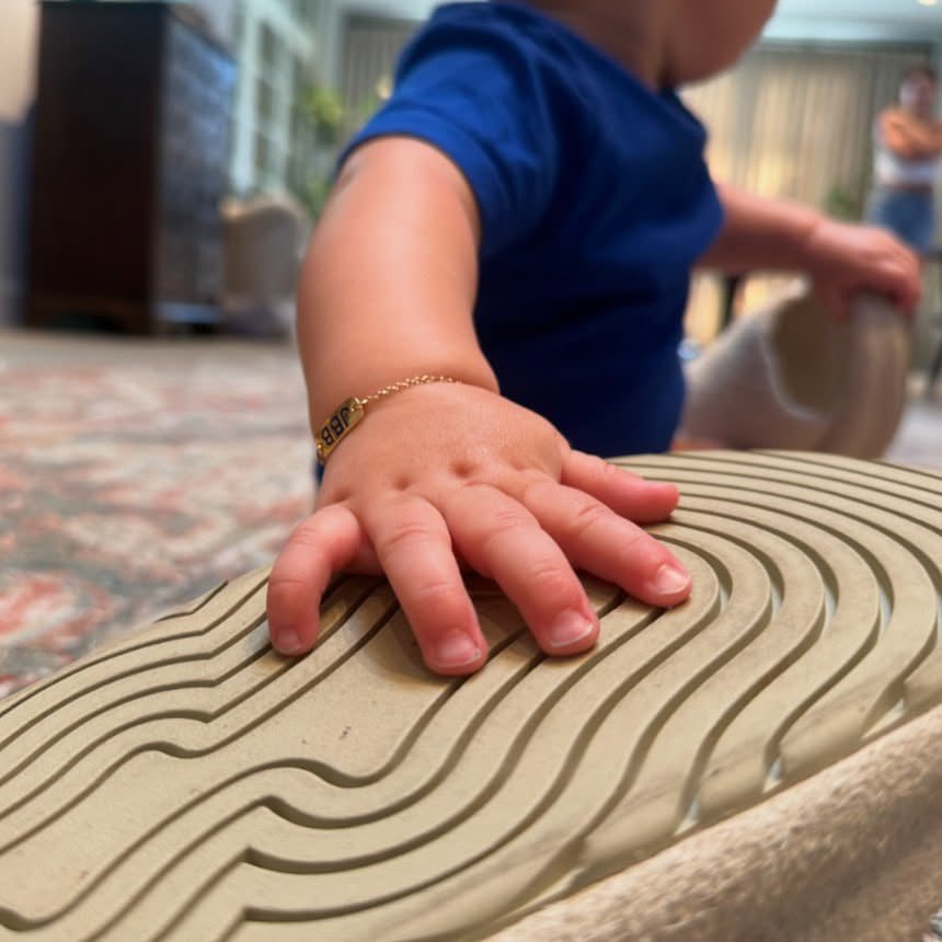 Um ano atrás, o nascimento de Jack Blues Bieber marcou um novo capítulo na vida de Justin e Hailey. Hoje, celebramos o primeiro aniversário desse pequeno que já é tão especial para a família e para todos que torcem por eles. Pequeno Jack, você é luz! 💙🥹