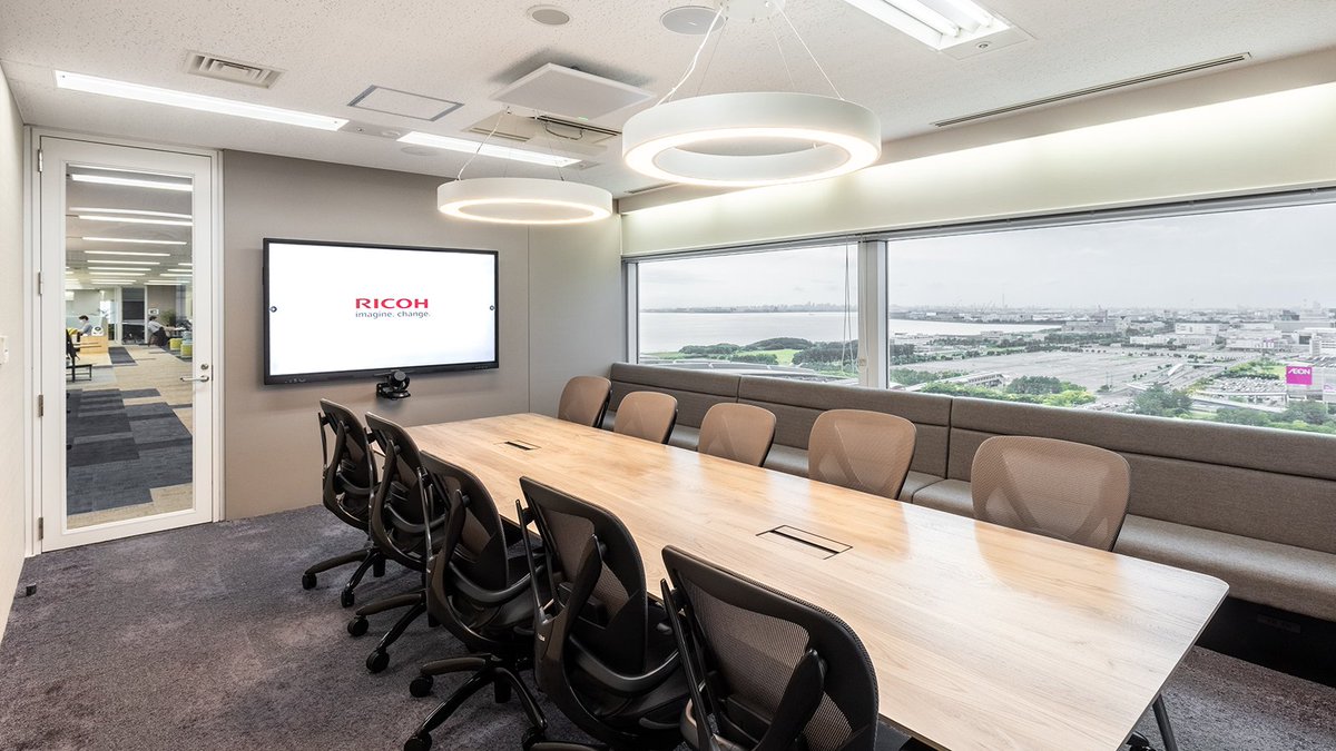 ShureJapan's tweet image. リコージャパン千葉事業所 ViCreA 幕張にShureの天井設置型マイク「MXA920」を導入。発言者を自動追尾し高精度に収音。マイクを意識せず自然な会話が可能に。ハイブリッド会議の音響課題を解決し、働きやすさと生産性向上に貢献 
#MXA920 #Shure導入事例 #ViCreA幕張 #ハイブリッド会議 #音響改善