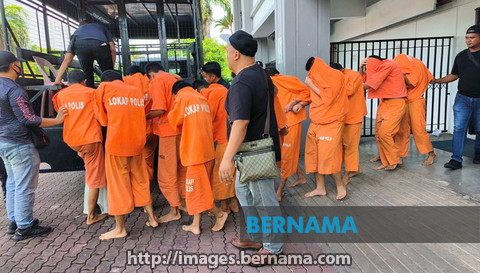 NewsBFM's tweet photo. 🚨JUST IN: Thirteen teenagers have been found guilty of murdering Kolej Vokasional Lahad Datu student Nazmie Aizzat in March last year.

All the accused, aged 16 to 19, were found guilty under Section 302, which carries the death penalty or 30 to 40 years' imprisonment, along with up to 12 strokes of the cane.

📷: Bernama

🧵1