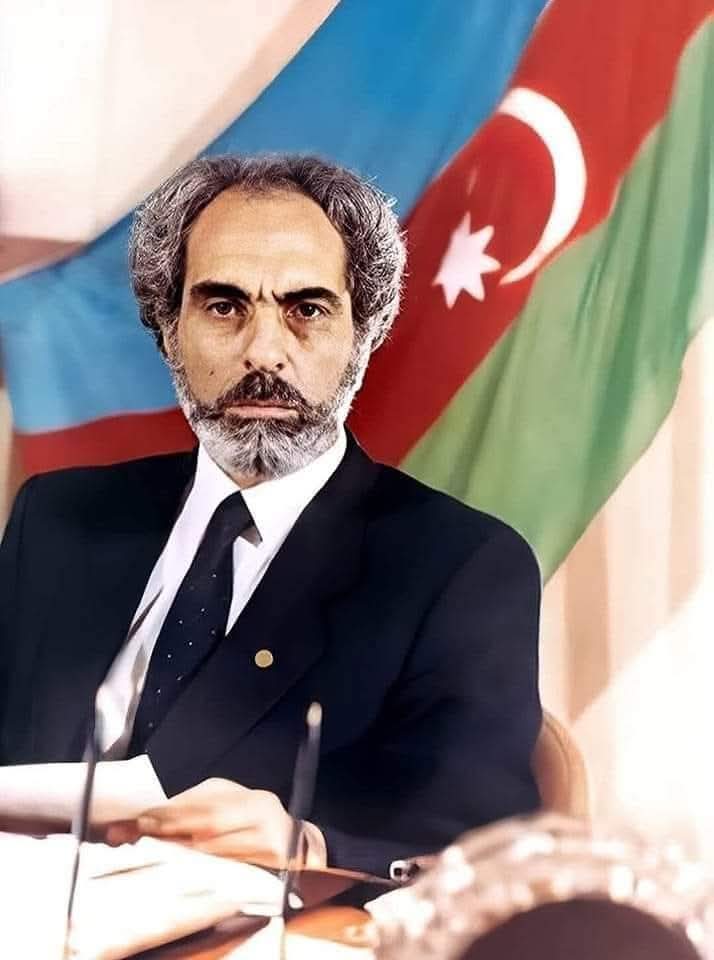 Türküm derken gururlanan
Türkü dinlerken gözleri dolan
Hayatını Türk Ülküsüne adayan Ebulfez Elçibey'imin ebedi istirahatgahı Türk Milleti'nin kalbidir.
Vefatının yıl dönümünde rahmet ve minnetle anıyorum.
Ruhu şad olsun .

#EbulfezElçibey