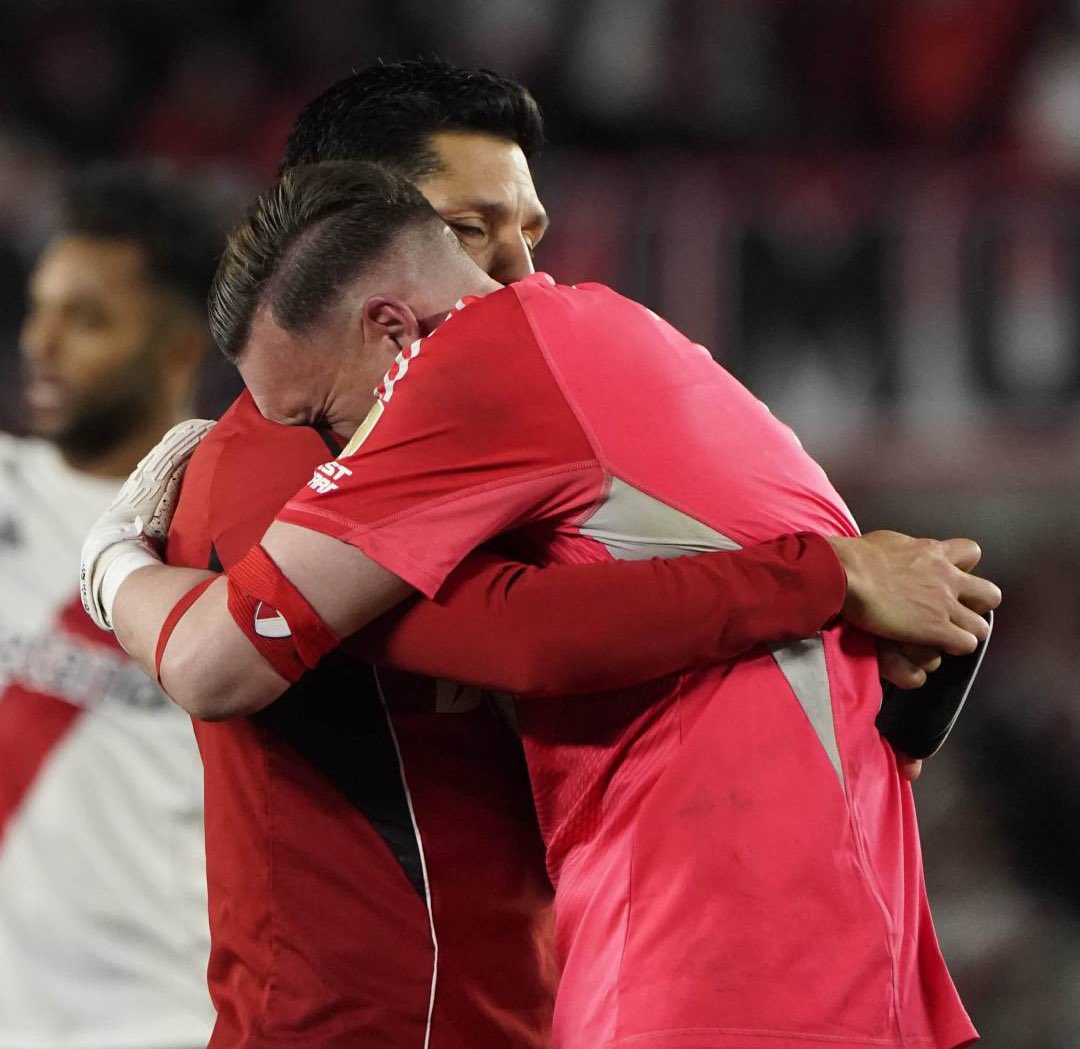 Eric_Artic's tweet photo. Armani y Enzo Perez, el abrazo del alma. https://t.co/JZbZw02GbT