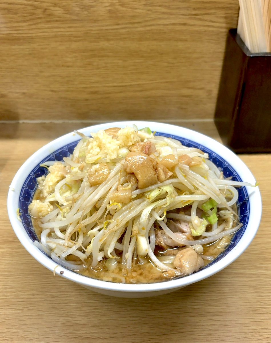 ラーメン二郎　栃木街道店
ラーメン900円　ニンニクアブラ

少し久しぶりです
量も味も丁度良い！
野菜に隠れて見えないですが、今日の肉大きかったです　次回はつけ麺かな
ご馳走様でした。