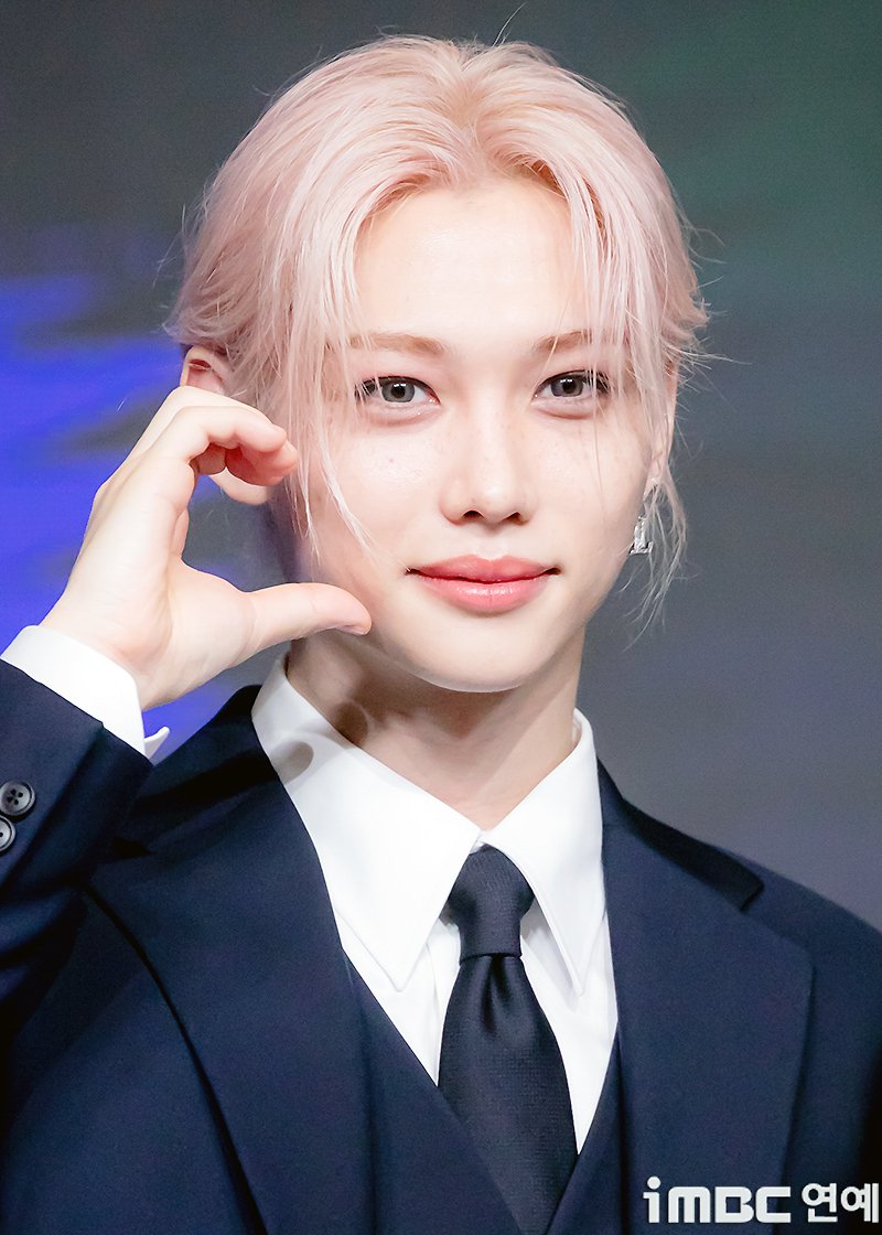JYP NEWS (@thejypnews) on Twitter photo .<a href="/Stray_Kids/">Stray Kids</a>' FELIX at “KARMA” comeback showcase today! 🎉
#StrayKids #스트레이키즈 #FELIX #필릭스 .<a href="/Stray_Kids/">Stray Kids</a>' FELIX at “KARMA” comeback showcase today! 🎉
#StrayKids #스트레이키즈 #FELIX #필릭스