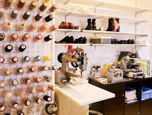 shoepara's tweet photo. 「リペア工房 plusone（プラスワン） 難波日本橋オタロード店」様 掲載しました！
https://t.co/LH1KWe95co

大阪府大阪市浪速区日本橋にある修理専門店です♪

★掲載店＆企業様募集中！（無料より）
https://t.co/18BKw00ElR

#靴修理 #靴クリーニング #かばん修理 #バッグ修理 #合鍵作成 #傘修理 https://t.co/im6WQ1pslK