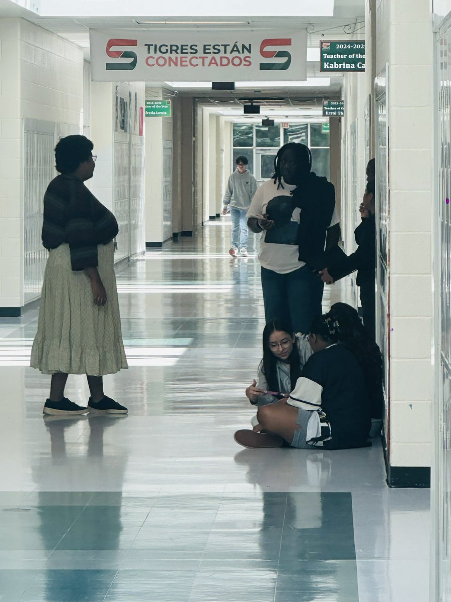 ConethanDawana's tweet image. Thank you Ms. Jordan for meeting the students where they are at. Students creating their very own podcast on the Standard. The engagement was amazing. Can’t wait to watch them. @SHS_HCS @DrJamesT  #fowardThinking #BrightFuture.