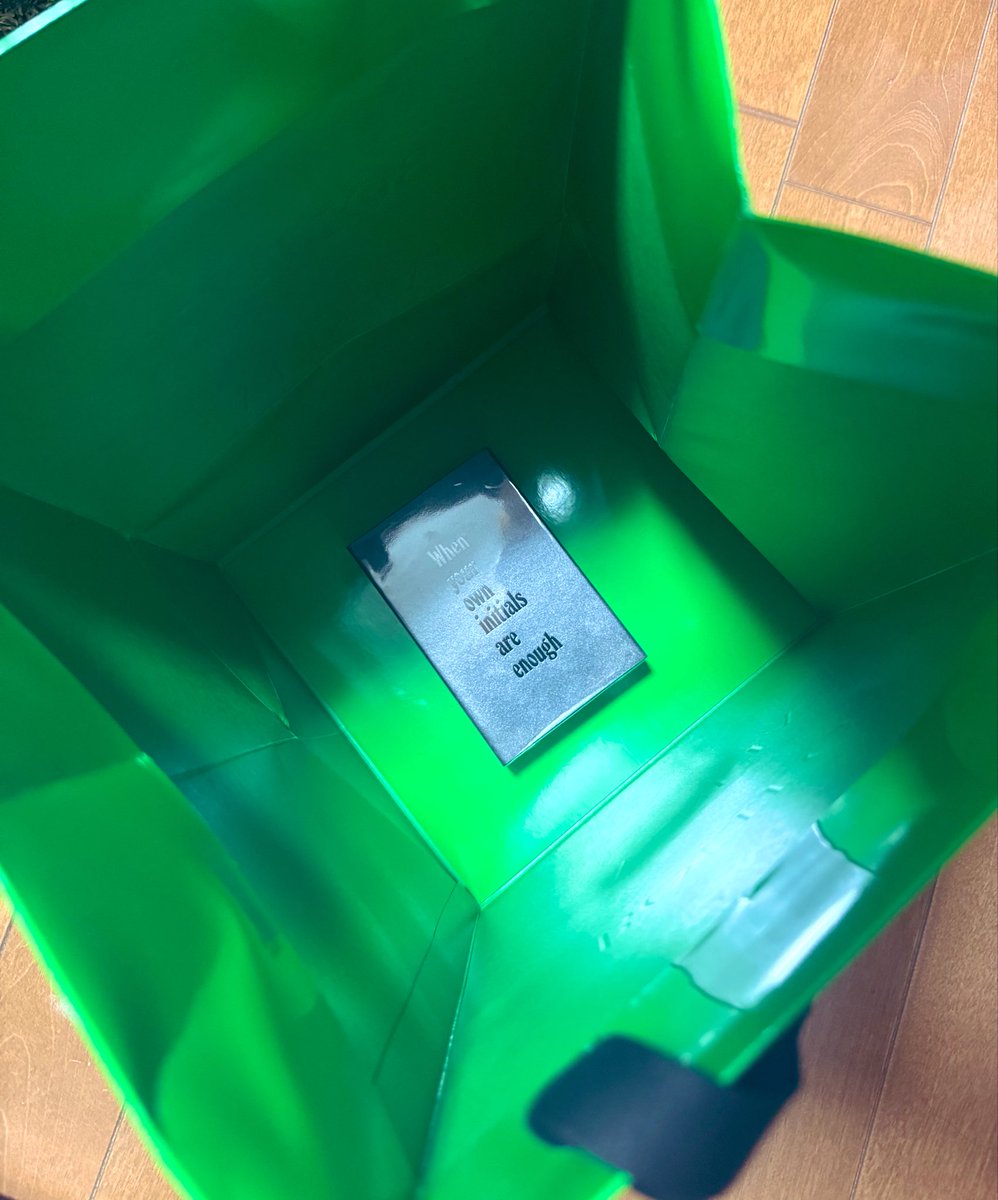 私がもらったところ、カセット100個くらい入りそうな紙袋にポツンと1個入れてくれたんだけど、無料配布なのに対応神すぎないかい？？？

#常田大希
#bottegaveneta #ボッテガヴェネタ #ボッテガ